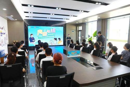 开庭旁听吃瓜视频,吃瓜群众围观开庭，视频记录庭审瞬间