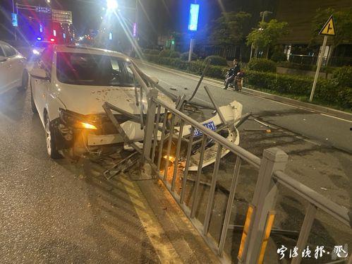 吃瓜群众撞上护栏视频播放,视频曝光引网友热议