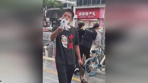 男子路边吃瓜拍视频长沙,男子边吃瓜边拍视频，引发网友热议